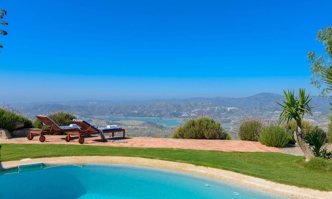Alcaucin Villa | Casa Belmonte Alcaucín by Ruralidays