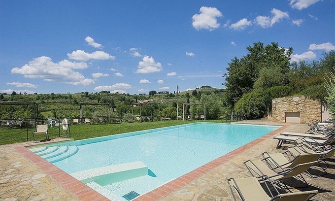 Grassina House | Casa Bonannia P: A bright two-story apartment in the characteristic style of the Tuscan countryside.
