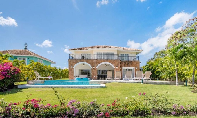 Bavaro Villa | Casa Bonita: Cozy villa with golf course view, private pool, jacuzzi & staff