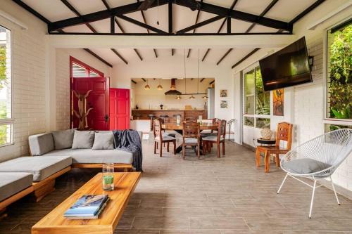 Alegrias House | Casa cafetera en Pereira con Jacuzzi y 5 habitaciones