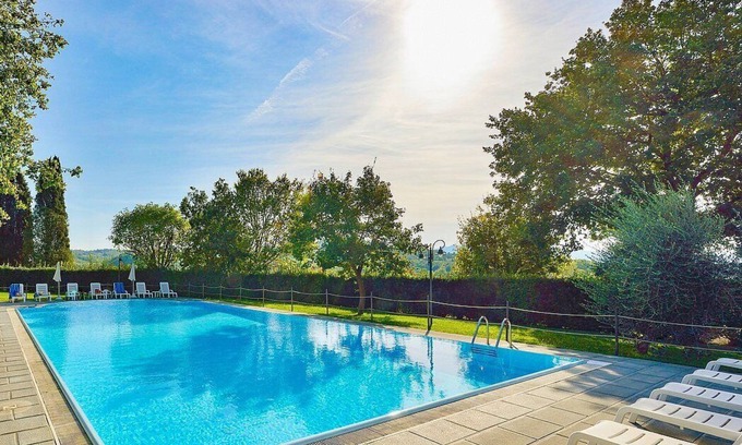 Popoltaio-Schiacciato House | Casa Caprifoglio I: A characteristic and welcoming apartment that is part of an ancient country house surrounded by the greenery, with Free WI-FI.
