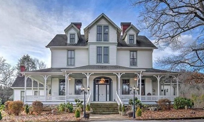 Hendersonville House | Casa Carolina Estate: Beautiful Victorian Mansion on 5 acres in Hendersonville!