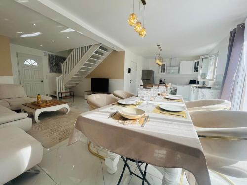 Monplaisir House | Casa Contemporaine