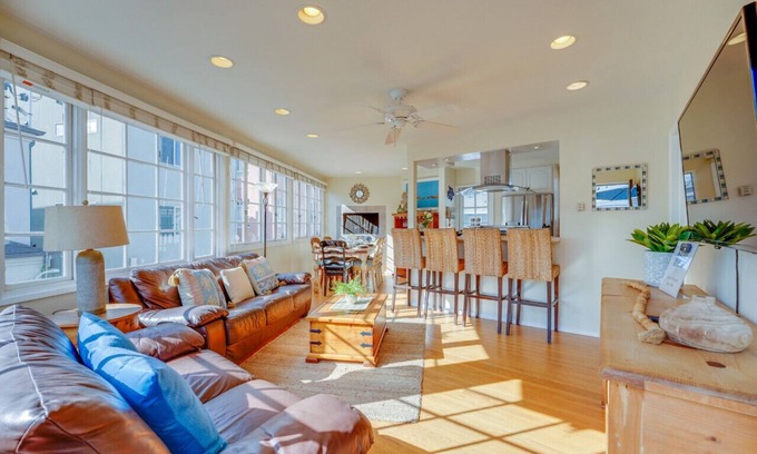 South Mission Beach Apartment | Casa de la Playa! Steps to Ocean and Boardwalk, Parking, Outdoor dining!
