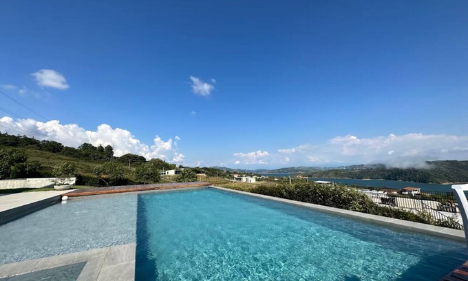 Calima Villa | CASA DE LUJO CON INCREIBLE VISTA AL LAGO CALIMA