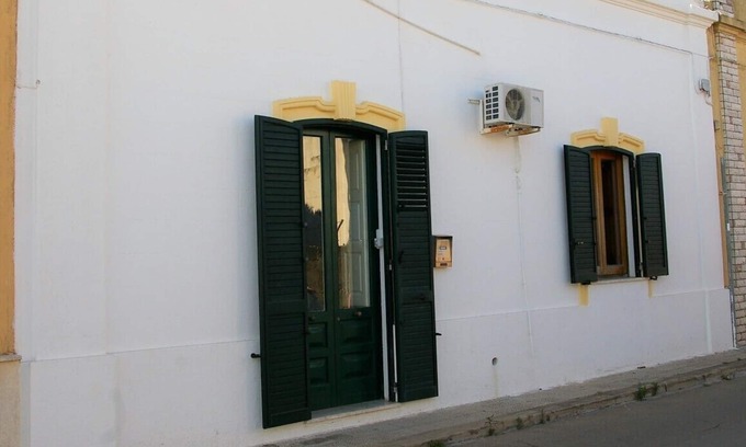 Racale House | CASA DEBORA located 1km from the sea, with vaulted ceilings