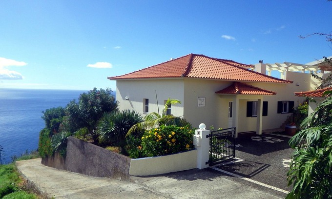 Estreito da Calheta House | 'Casa do Gabriel' spacious Madeirian villa with private garden and ocean view