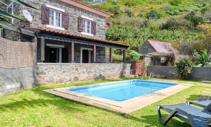 Arco da Calheta Cottage | Casa do Pombal, a Home in Madeira