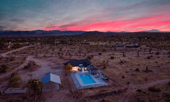 Yucca Valley Villa | Casa Dorado: Modern Desert Oasis w/Pool, Spa on 5 Acres + Views - Sleeps 15!nn
