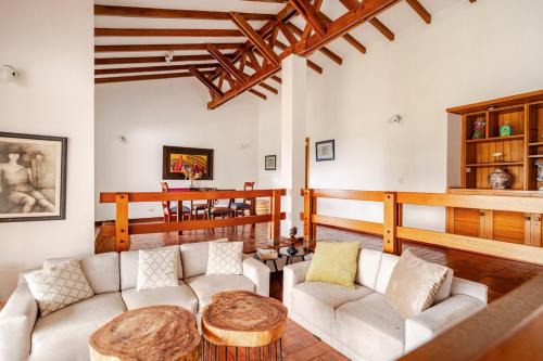 Pereira House | Casa en Cerritos con Piscina y 4 habitaciones