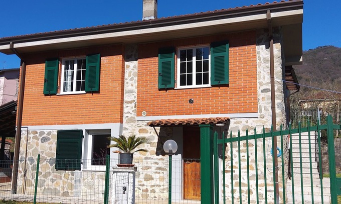 Follo Apartment | Casa Gianni Ampio Spazio Verde Recintato Ideale per Cani