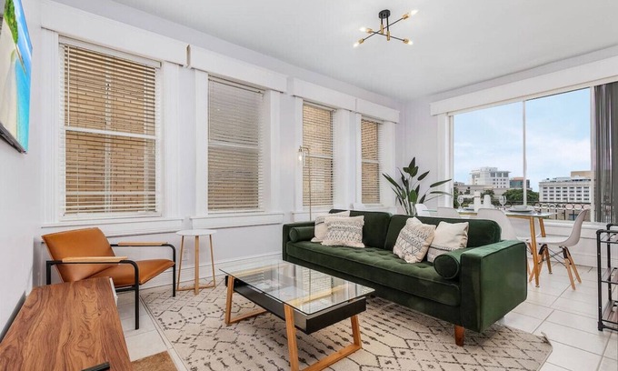 Downtown Historic District Apartment | Casa Historia: Sleek 2B apt UNIQUE spot downtown