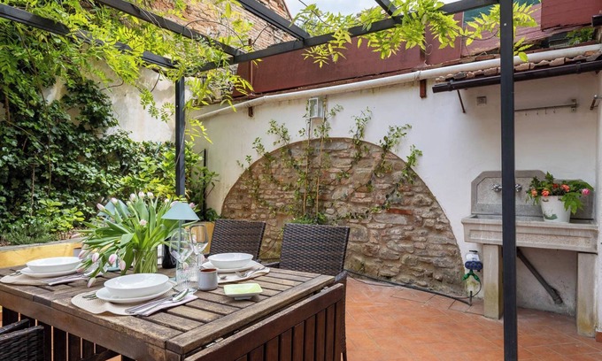 San Lorenzo Apartment | Casa Il Patio: 2 bedrooms-2 bathrooms in the heart of Florence with garden