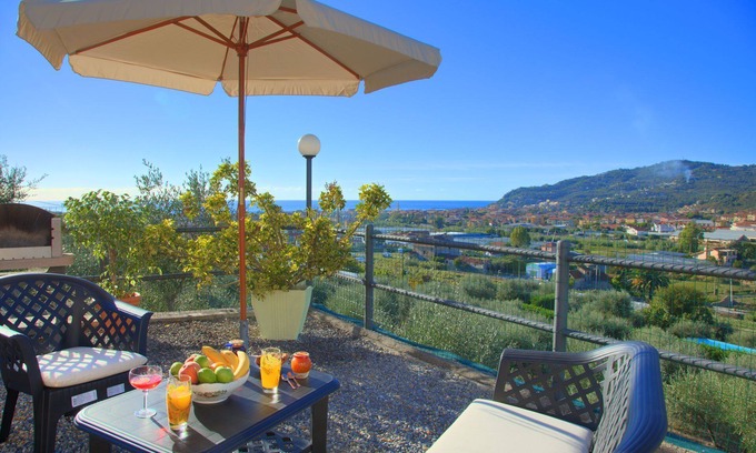 Diano Castello House | Casa Ilaria - Small detached villa for 4 people, with garden and sea-view