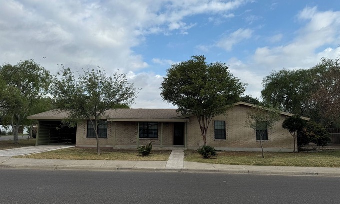 Eagle Pass House | Casa Itzel - 4 bd/2 bath
