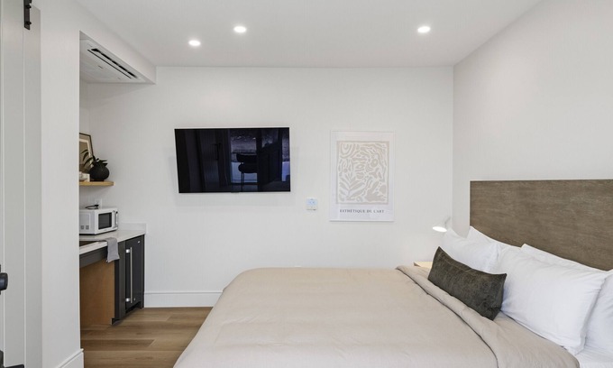 Laguna Apartment | Casa Jardin Unit 3-Boutique Suite in Downtown Santa Barbara