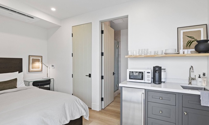 Laguna Apartment | Casa Jardin Unit 2-Boutique Suite in Downtown Santa Barbara