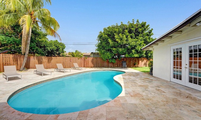 Sunset House | Casa Lani 🌅 Charming Stylish Modern Fort Lauderdale Suburban Home - HEATED Pool