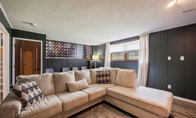 Des Moines House | Casa Mackie - Sophisticated Split Level, 5 Bedroom, 3 Bathroom