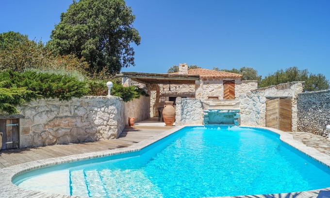 Bonifacio House | Casa Maestra, charming house with heated swimming pool