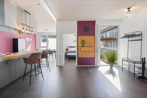 Langenthal Apartment | Casa Milla, Apartment Wuhr - Zentrales Loft am Fluss mit Balkon & Parkplatz