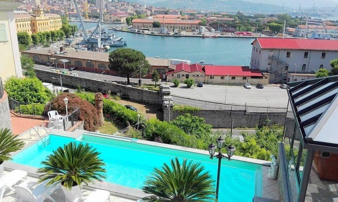 La Spezia House | Casa Nuria C: A modern and graceful studio apartment which faces the sun and the sea, with Free WI-FI.