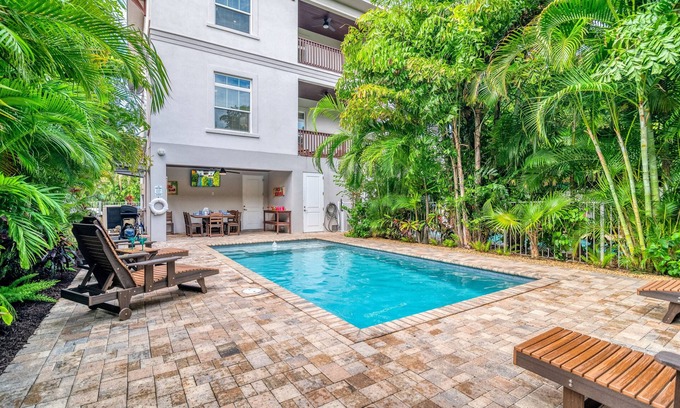 Siesta Key Village House | Casa Ohana | Pet Friendly, Ping Pong Table, Private Heated Pool, Steps to Beach!
