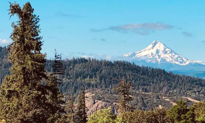 White Salmon House | Casa Roja - Mt Hood view townhome in the heart of White Salmon