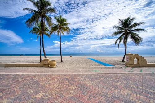 Hollywood South Central Beach Apartment | Casa Roselle On The Beach Full 22