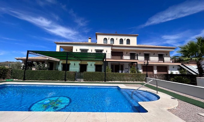 Villanueva de Algaidas Villa | Casa rural acogedora con chimenea y vistas al atardecer
