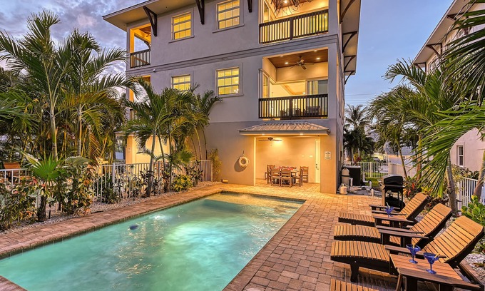 Siesta Key House | Casa Stolida | Pet Friendly 🐶 Ping Pong Table, Private Heated Pool, Steps to Beach!