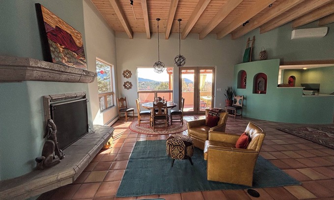 Northeast Santa Fe House | Casa Turquesa: Walk to Plaza, best mountain views close to Community Center