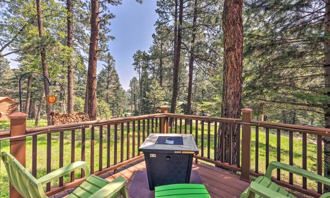 Cloudcroft House | Casa Verde Cabin with Fire Pit 4 Mi to Ski