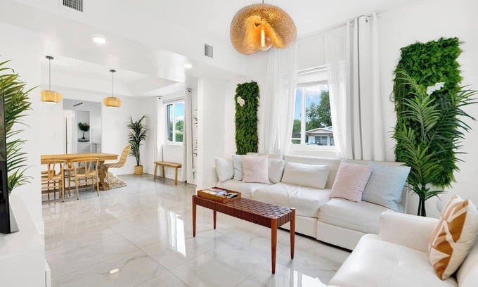 Buena Vista House | Casa Verde | Design District |5BR| Hot Tub