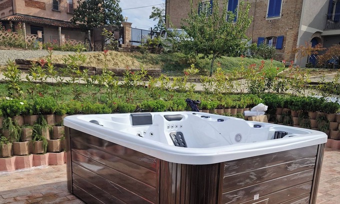 Belveglio House | Cascina Flo Relais: villa with Jacuzzi