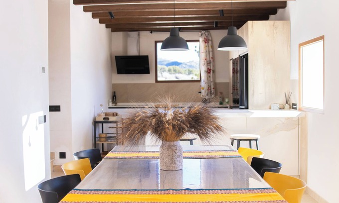 Onil Villa | Caseta Blanca, located in the Alicante area of Onil.
