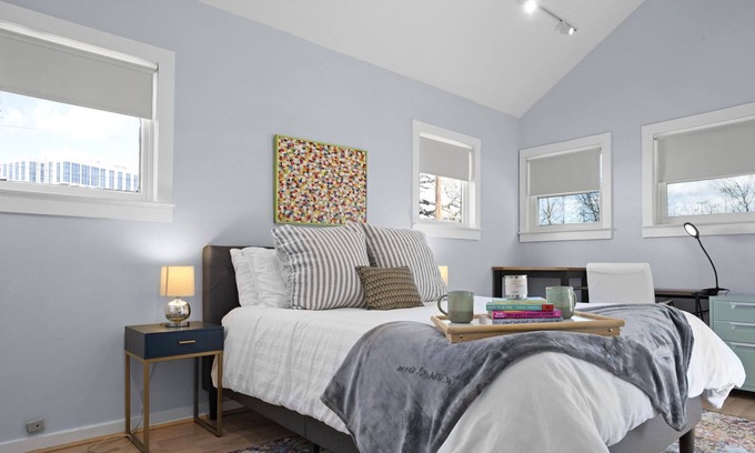 Triangle State Cottage | ♥Casita Avenue B |1 BDRM Guest House|Hyde Park ATX
