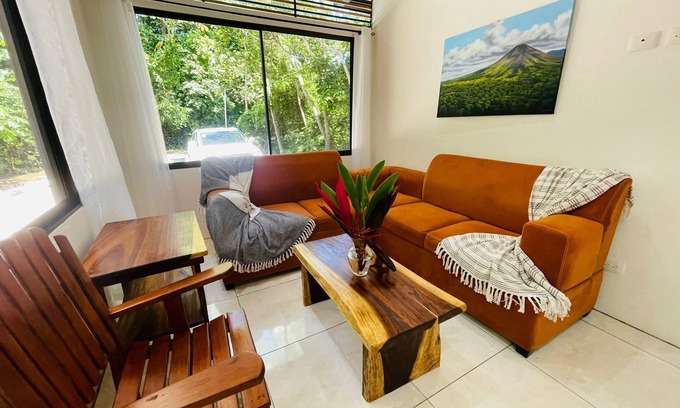Samara Cabin | Casita Tulix: a cozy cabin with 1 bedroom and WiFi, AC in adorable Samara