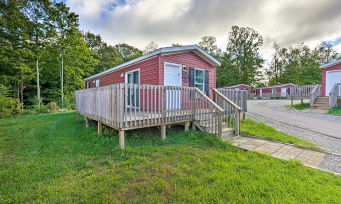 Cassopolis House | Cassopolis Cabin with On-Site Fishing Pier!