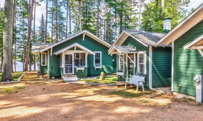 Eagle River Cottage | Castaway on Catfish. Accepting weekly reservations Friday - Friday