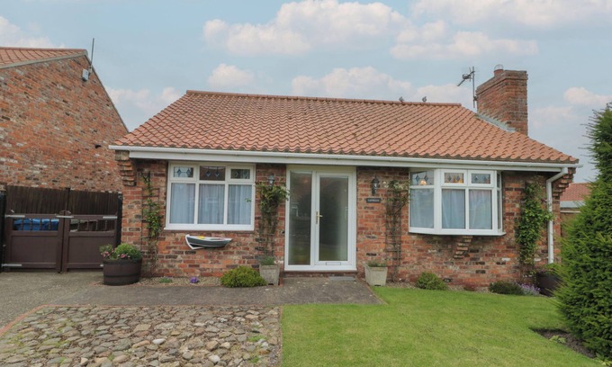 Flamborough Cottage | CASTELIAN, pet friendly, with a garden in Flamborough