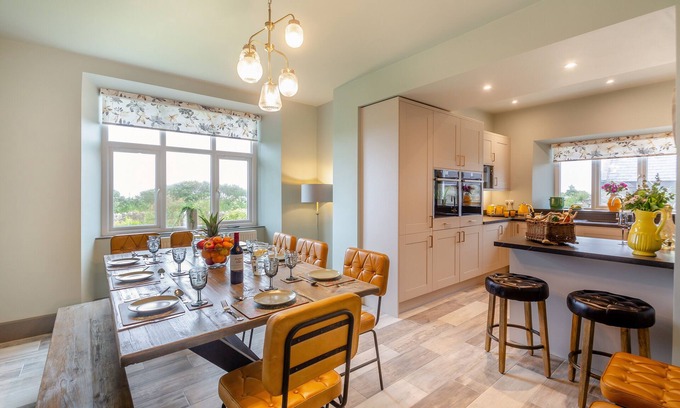 Garn Fadryn House | Castell Coch - Five Bedroom House, Sleeps 9