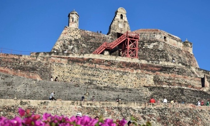 Pie del Cerro Apartment | Castle house