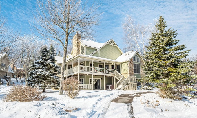 McHenry House | Castle in the Sky | Lake Views + Pool Table & Hot Tub!