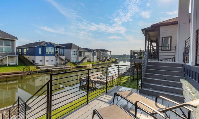 French Quarter House | Catch, Paddle, Splash—Luxury 4BR on Lake Conroe