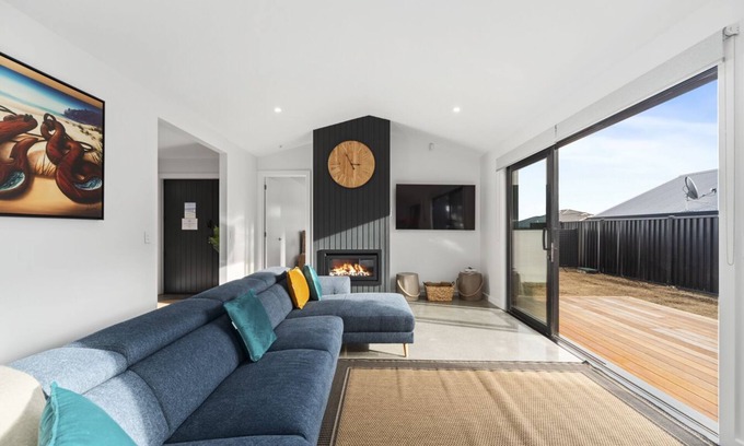 Wharewaka House | Catchn'relax Taupo - Stunning Modern 4 Bedroom, 3 Bathroom Home With Spa-pool