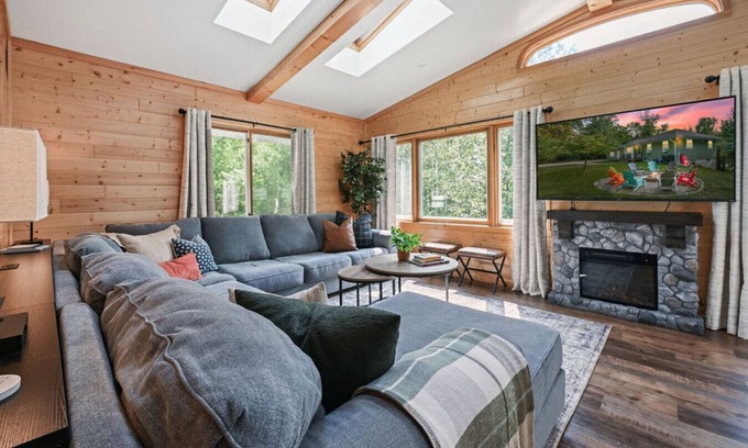 Eagle River Cabin | Catfish Hideaway- Lake, Dock, Fire Pit, Speakeasy!