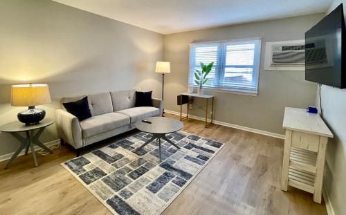 Joslyn Castle Apartment | Cathedral 1-Walking Distance to UNMC