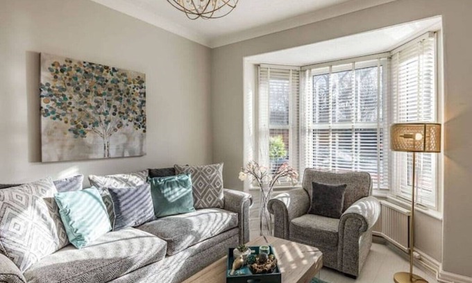 Lincoln House | Cathedral Quarter House with parking for 2 cars. 5 mins walk to Cathedral