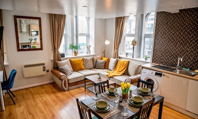 Liverpool City Centre Apartment | Cavern Quarters - Spacious City Centre Hub, Jacuzzi Bath - 3 Mins from Cavern